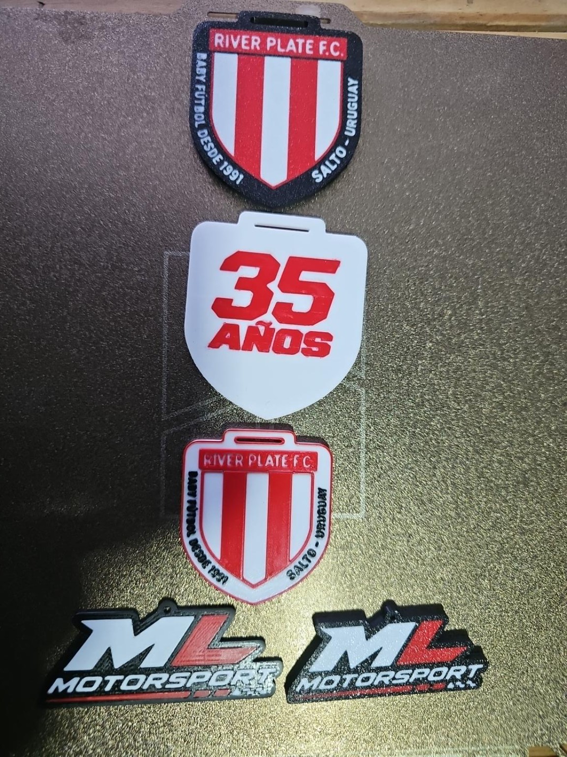 Escudos de River Plate de Salto y logos de ML Motorsport impresos en 3D