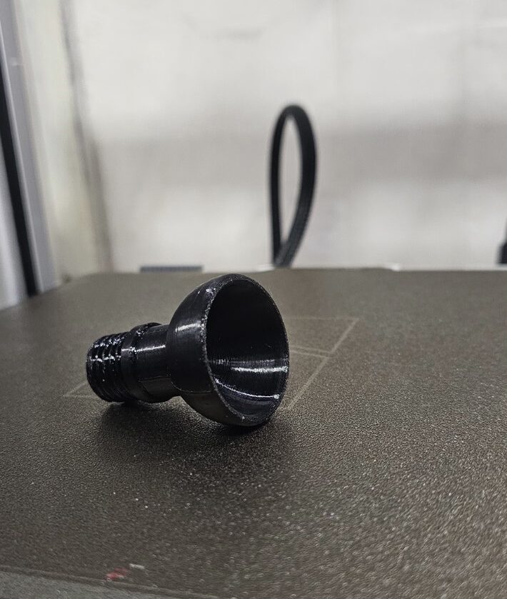 Embudo negro impreso en 3D con extremo roscado