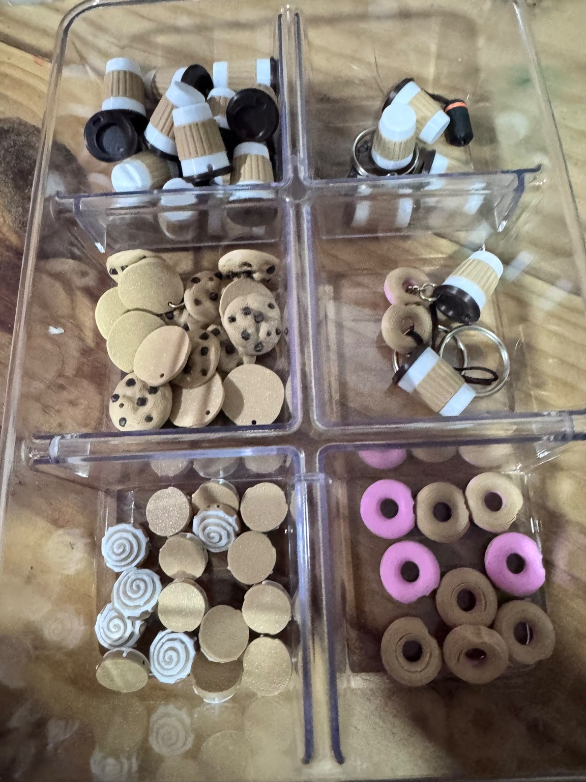 Piezas de café, galletas, rollitos y rosquillas organizadas en una caja
